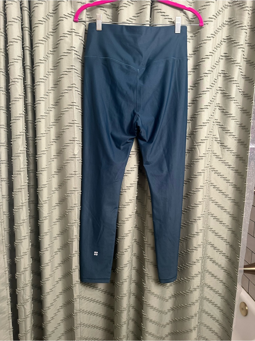 sweaty betty leggings. Condition is Pre-owned. 
Sweaty Betty 7/8 length 
Size m - Picture 5 of 7